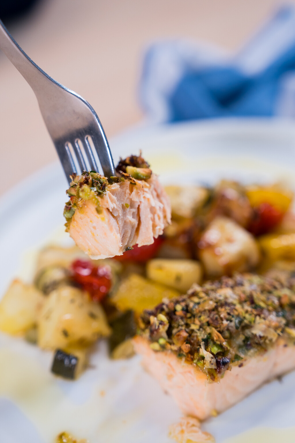 Losos s hrskavom koricom od pistacija izvana, a sočan iznutra