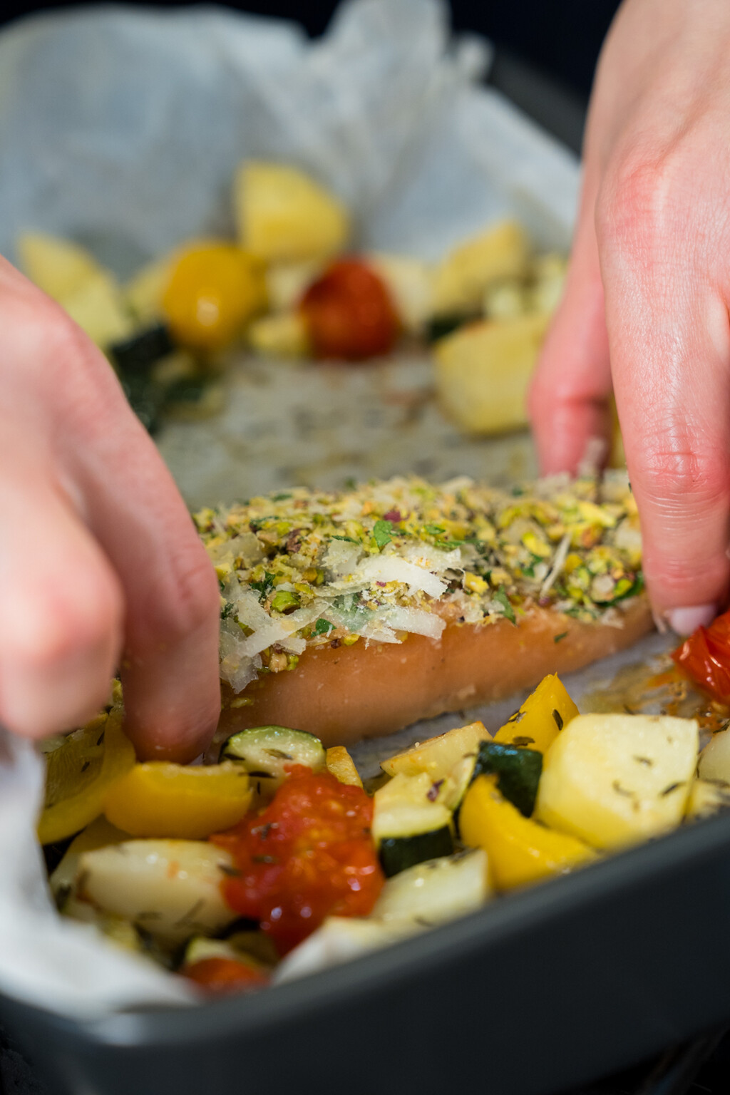 Losos s hrskavom koricom od pistacija i medom stavite peći uz povrće