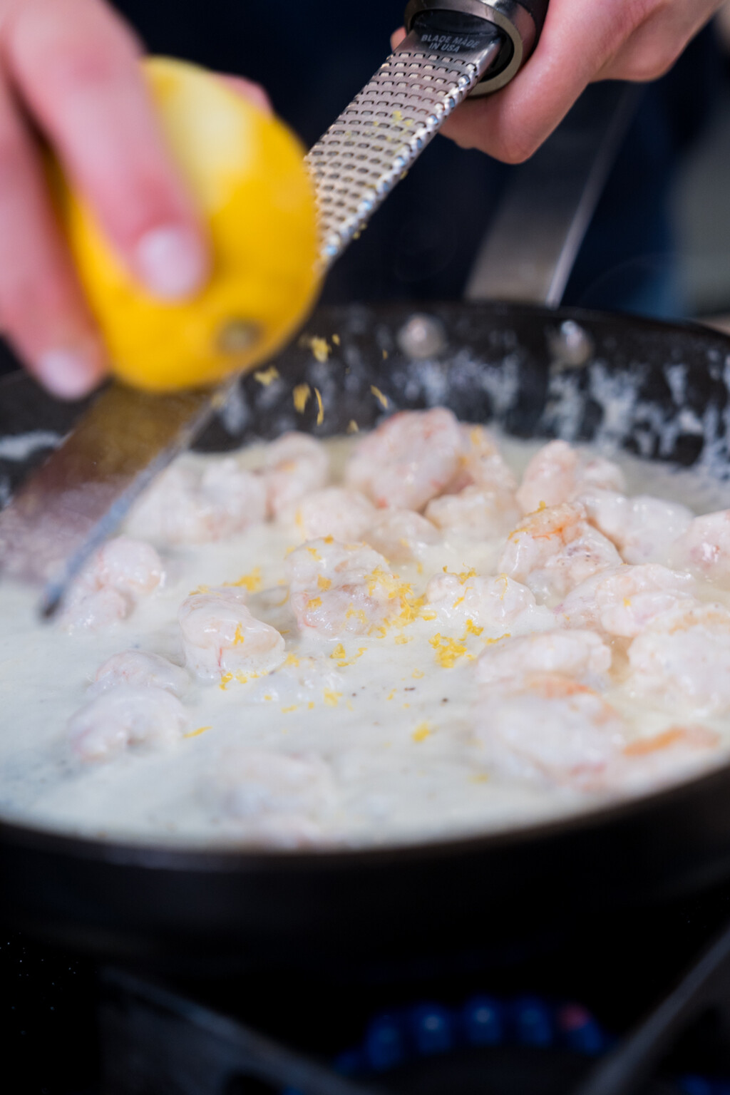 Korica domaćeg limuna daje posebnu aromu ovom umaku