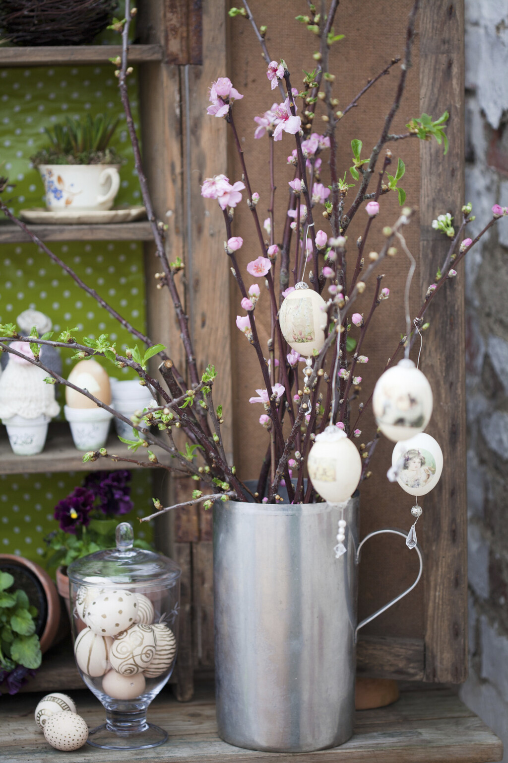 Ovakav način ukrašavanja ne samo da štedi prostor, već i stvara zanimljivu vizualnu dinamiku u interijeru