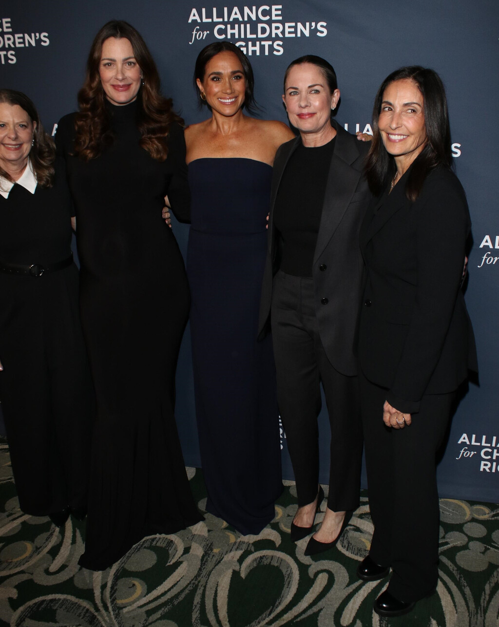 Meghan Markle u minimalističkoj crnoj haljini i crnim sandalama - 2