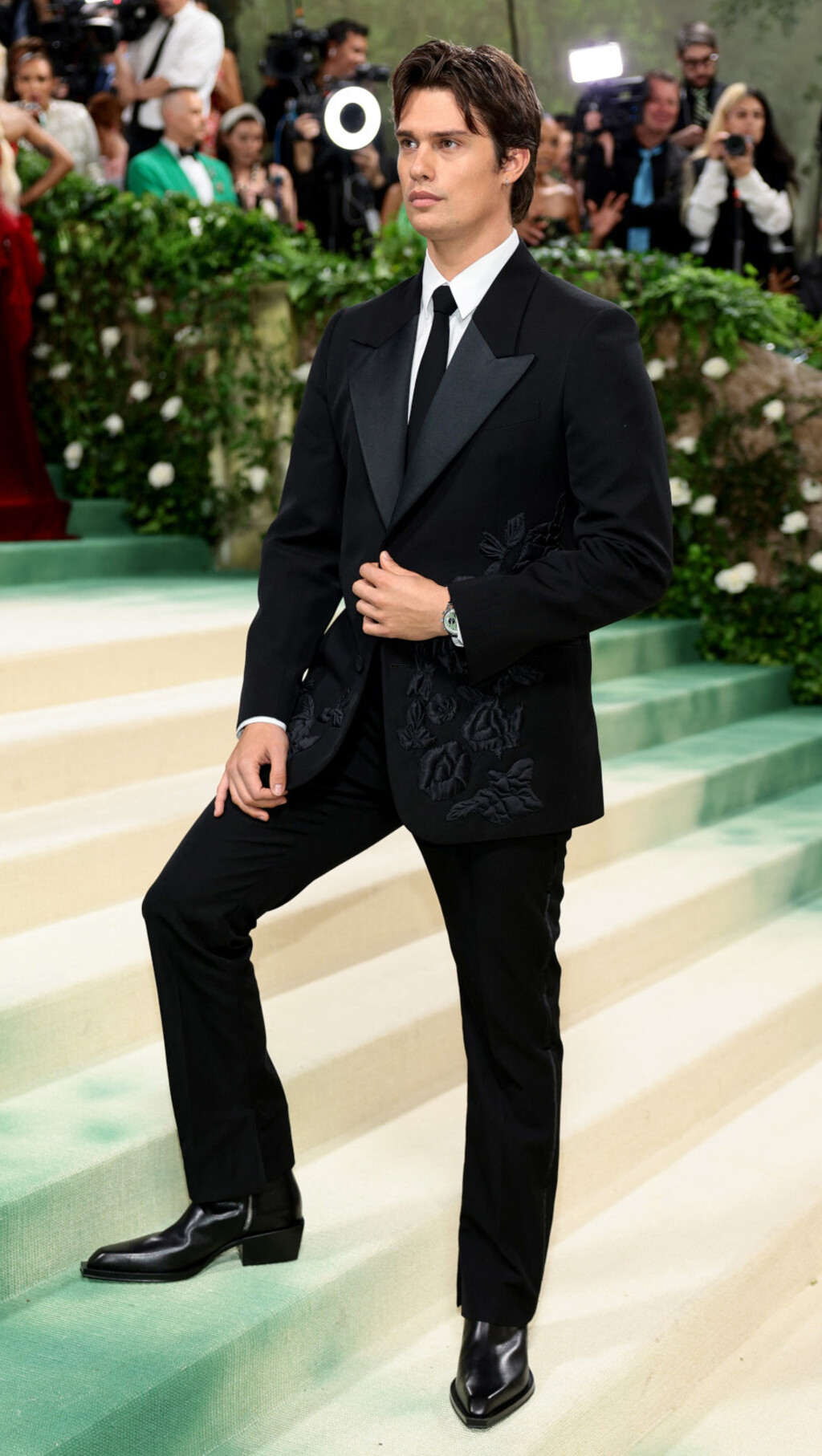 Nicholas Galitzine u odijelu na Met Gali