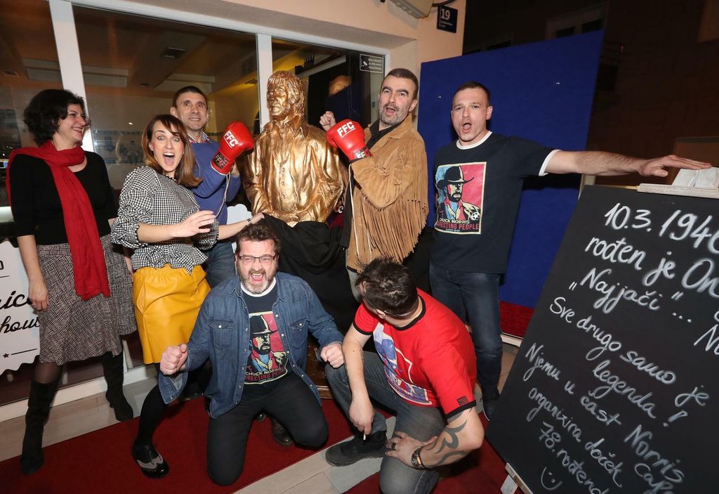 Spomenik Chucku Norrisu - 6