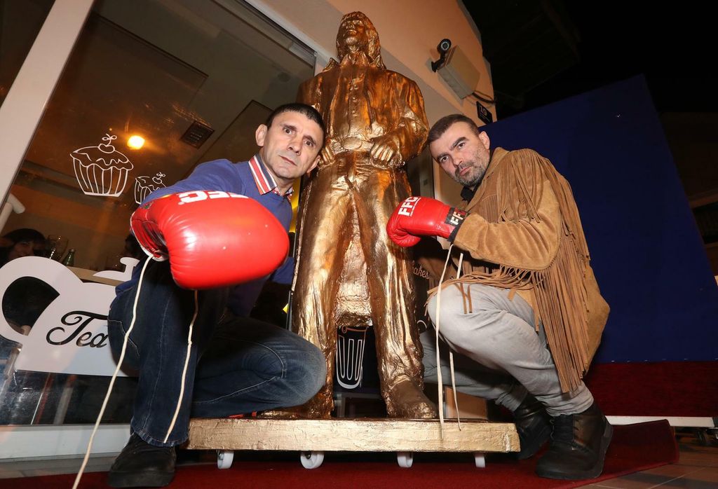 Spomenik Chucku Norrisu - 7