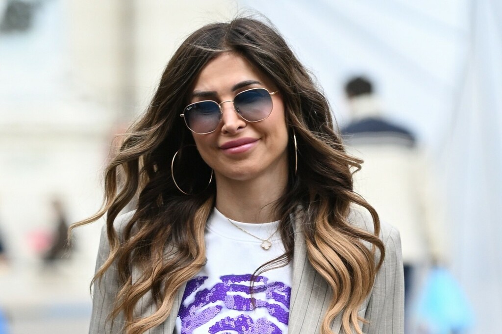 Ljepotica sa špice u efektnoj majici