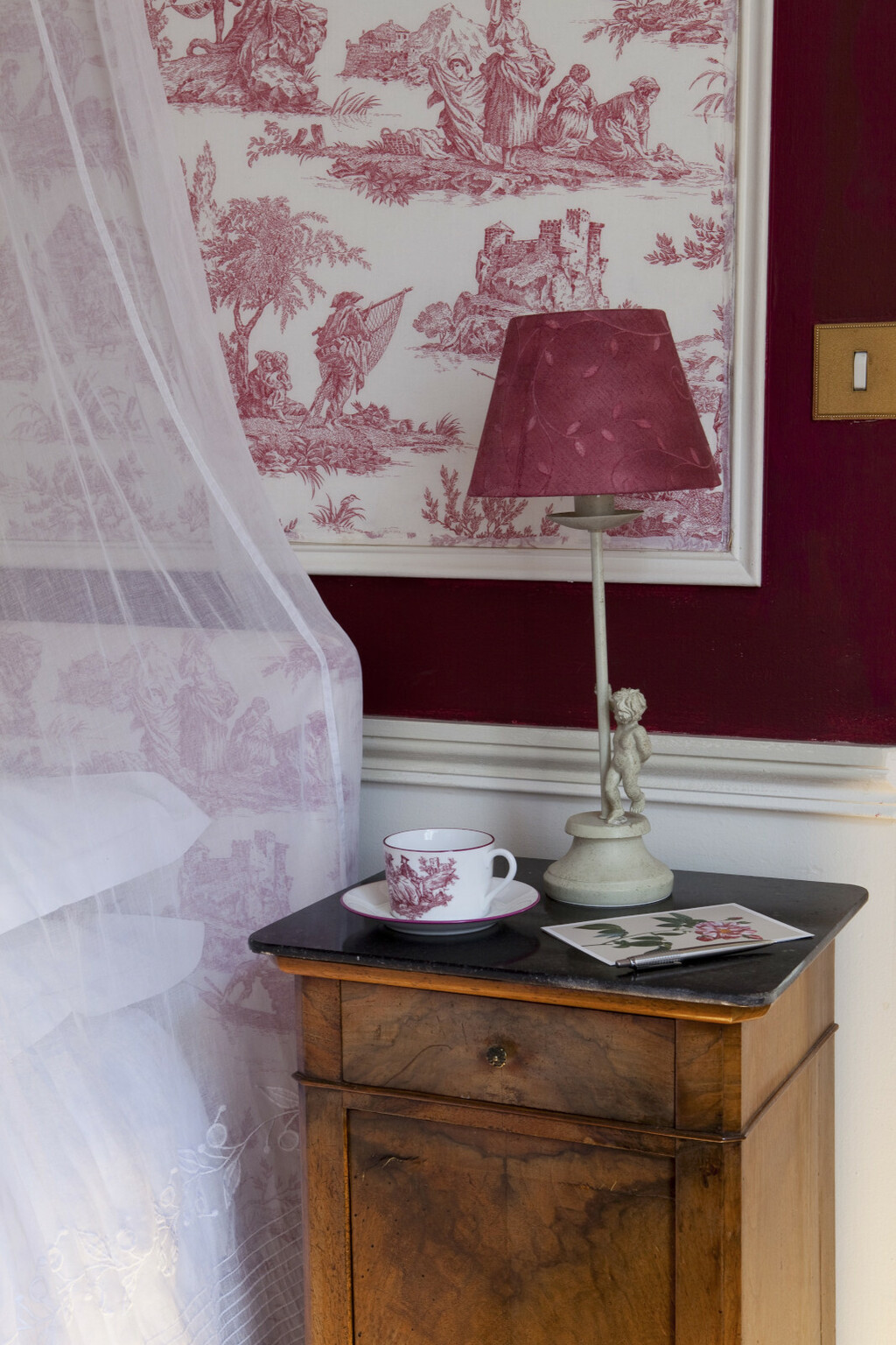 Poseban naglasak stavljen je na zidove prekrivene uzorkom toile de Jouy, jednim od najprepoznatljivijih francuskih dekorativnih motiva