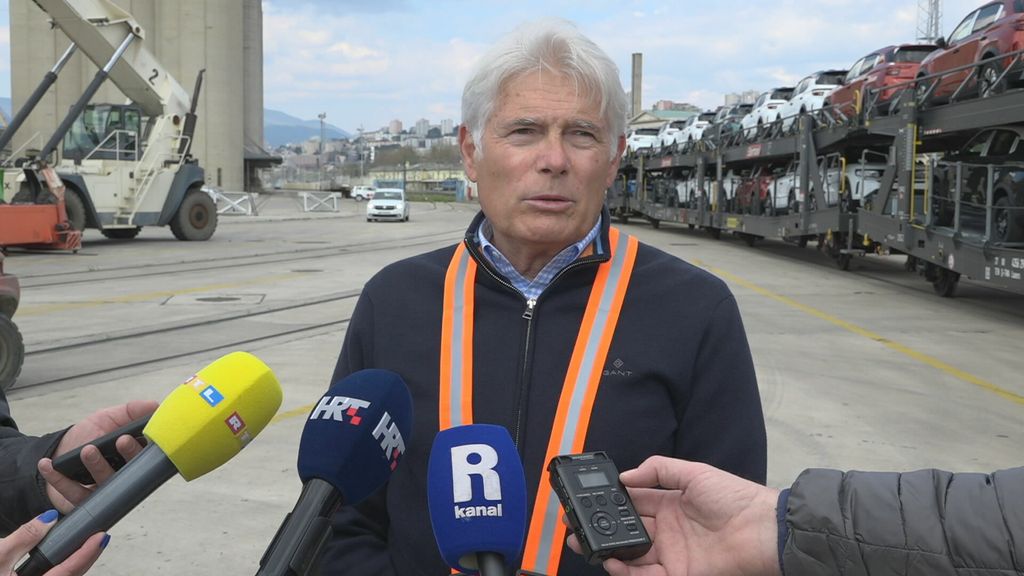 Vlak s automobilima u riječkoj luci - 1