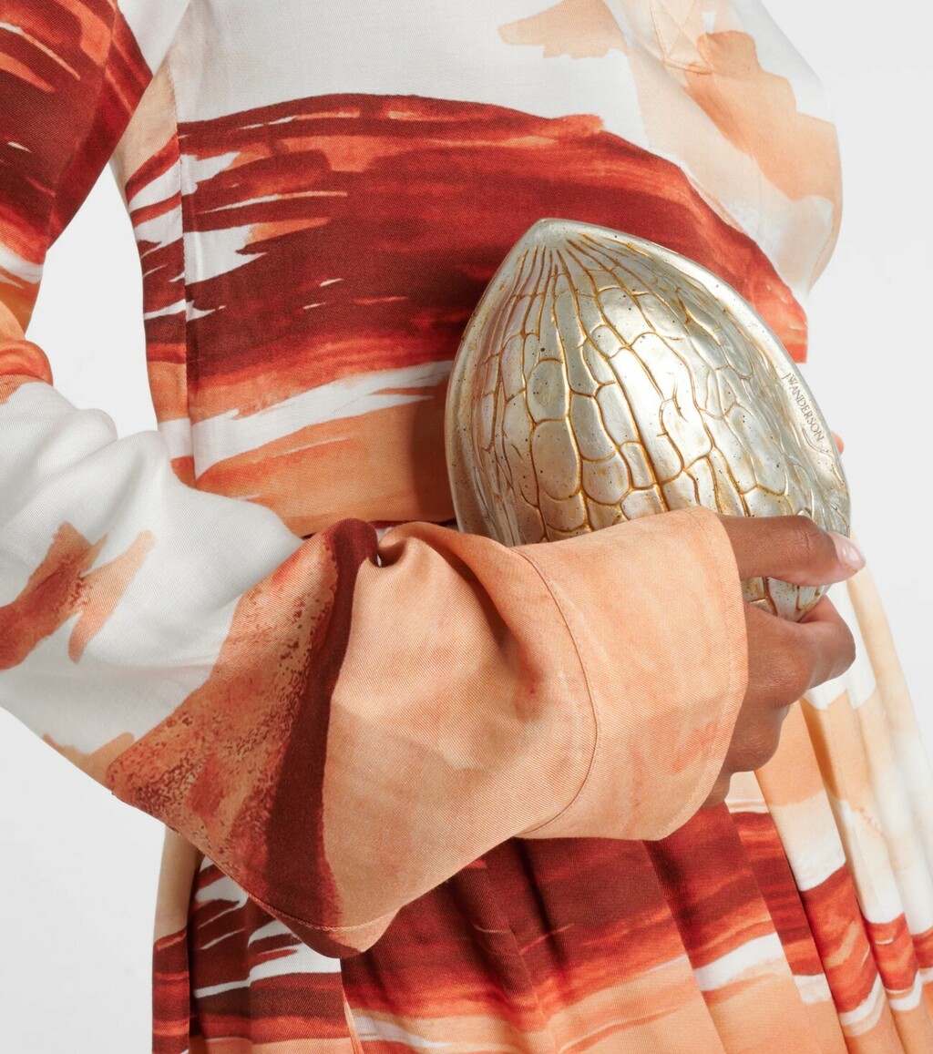 Torba u obliku oraha s potpisom brenda JW Anderson