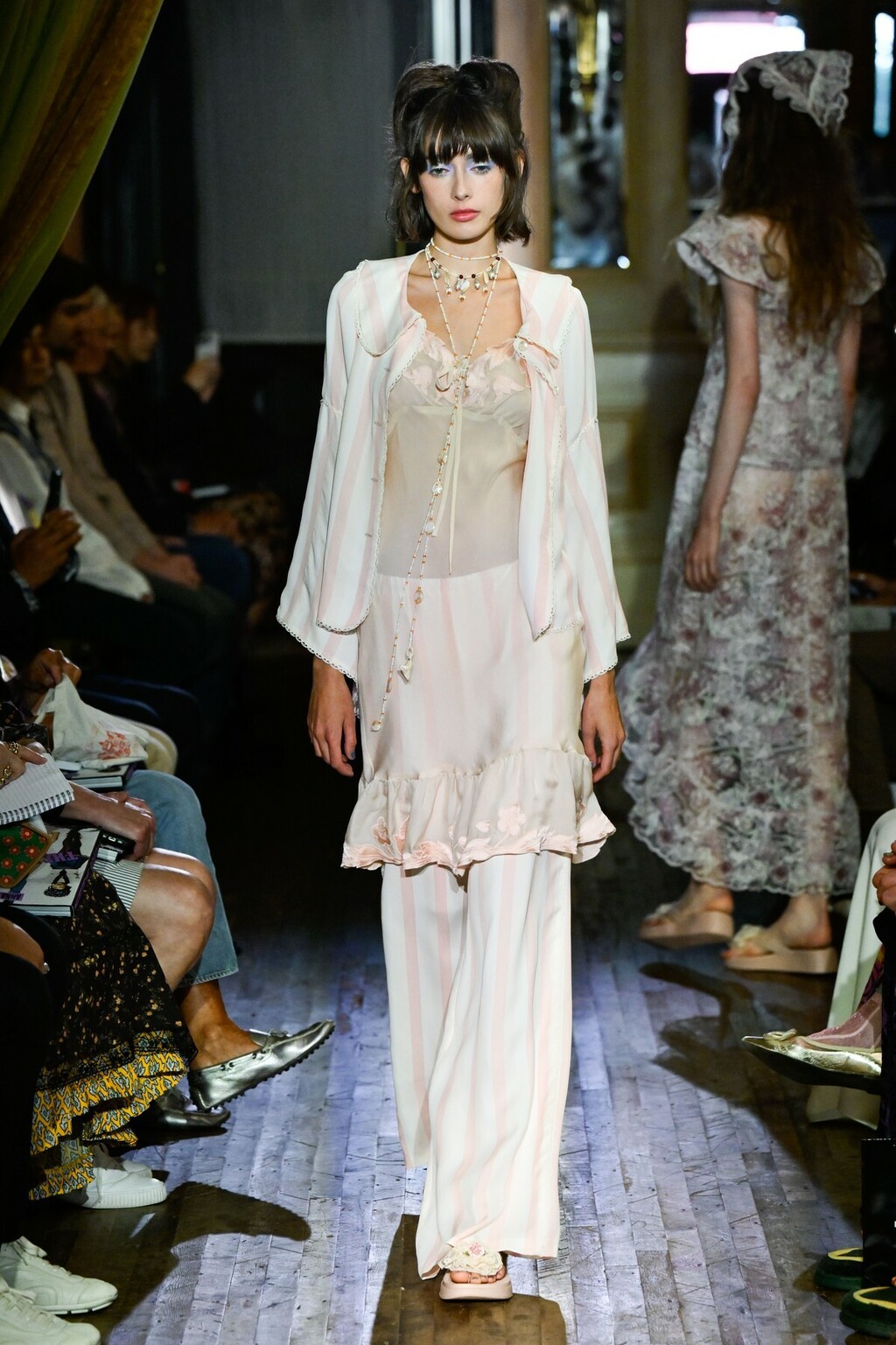 Plava sjenila za oči vraćaju se na velika vrata