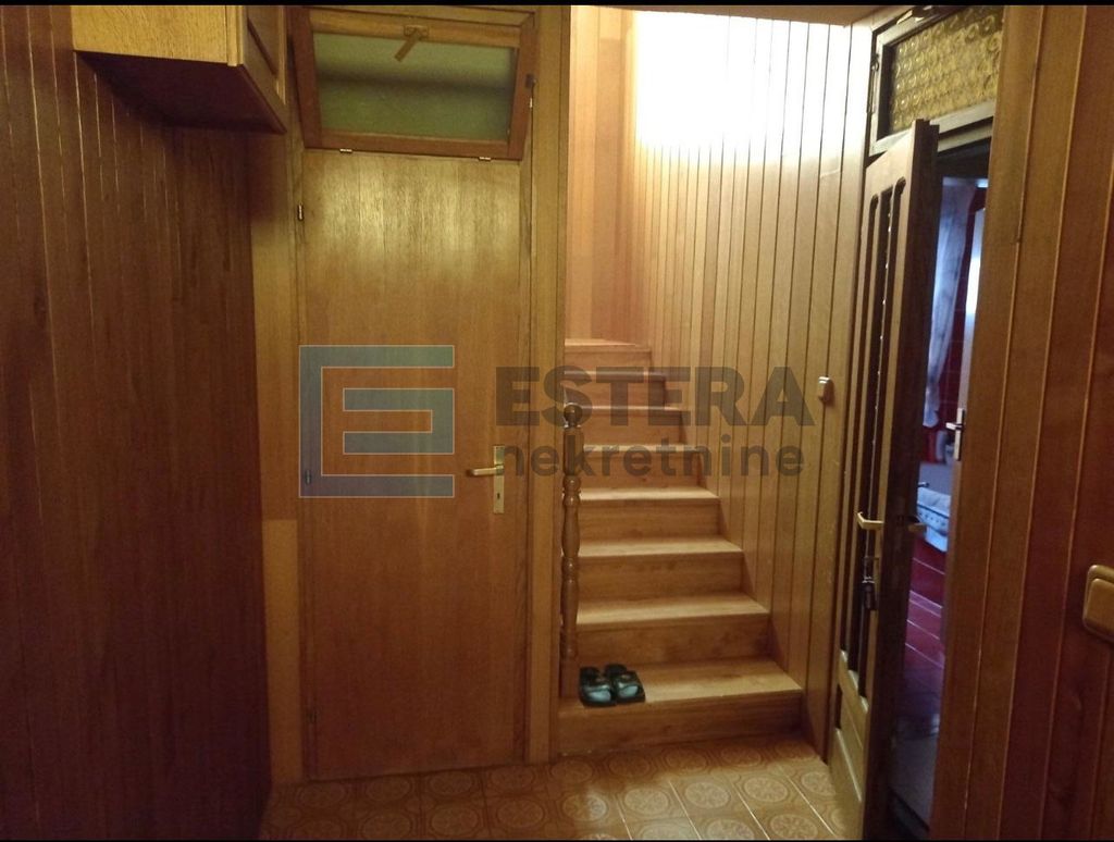 Kuća u Starigradu s dva stana - 5