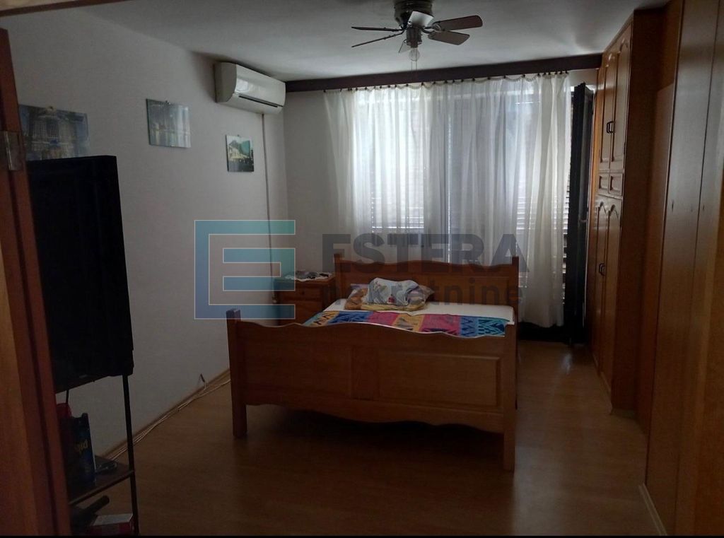 Kuća u Starigradu s dva stana - 5