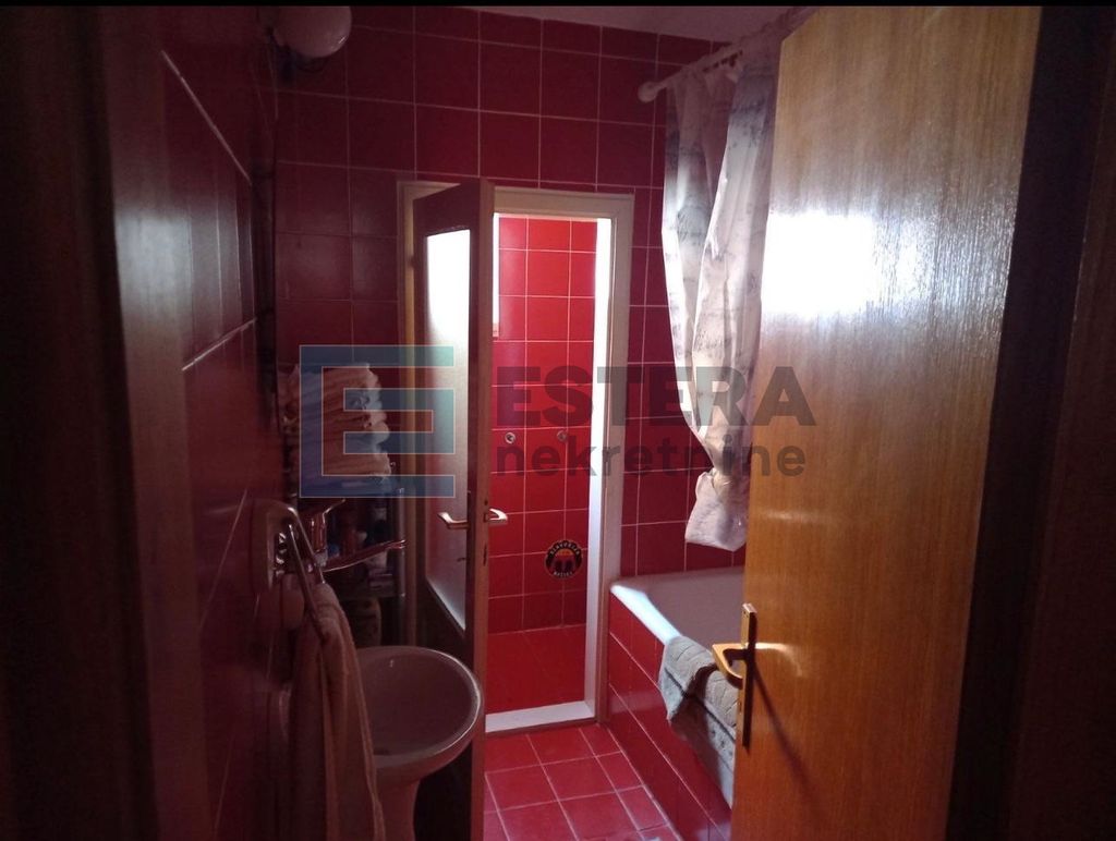 Kuća u Starigradu s dva stana - 5