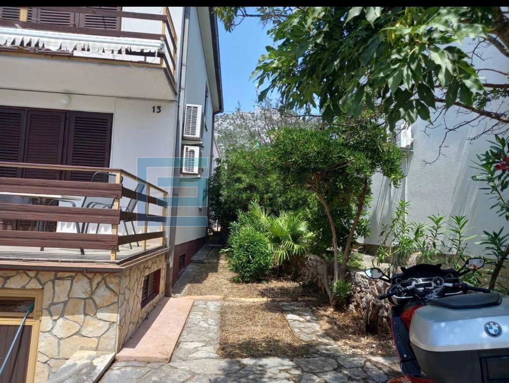 Kuća u Starigradu s dva stana - 5