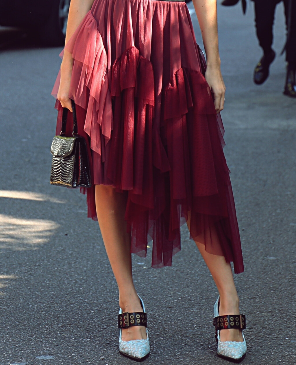 Žena u asimetričnoj suknji