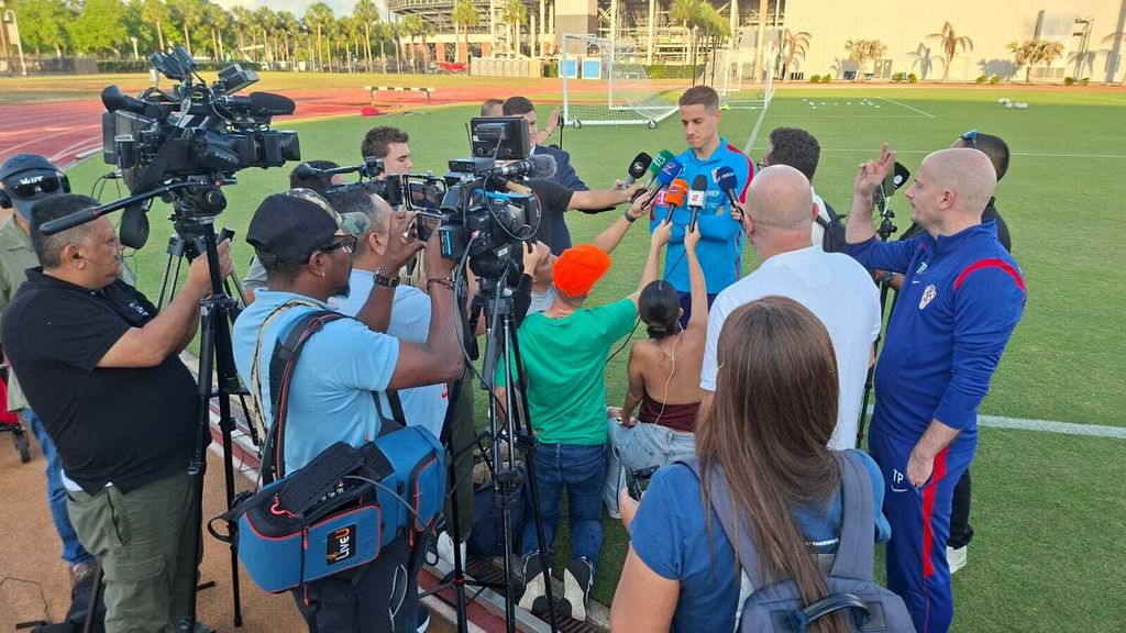 Mario Pašalić s kolumbijskim novinarima