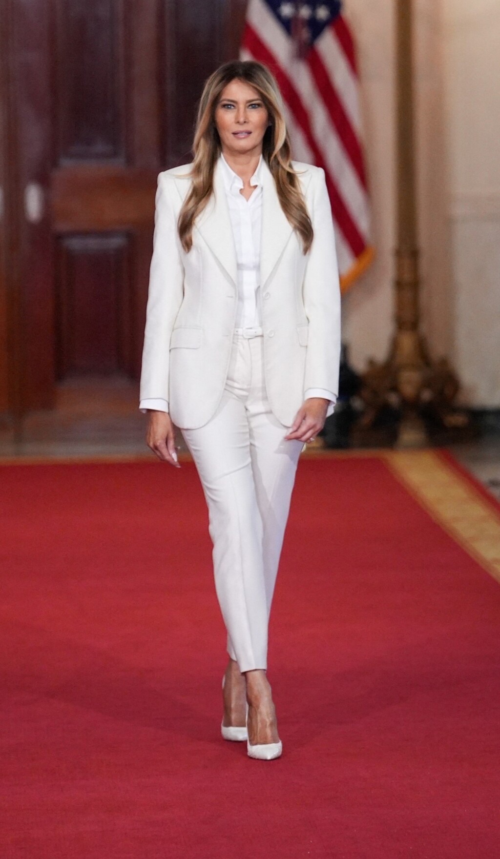 Melanijin odabir pao je na besprijekorno krojeno bijelo odijelo