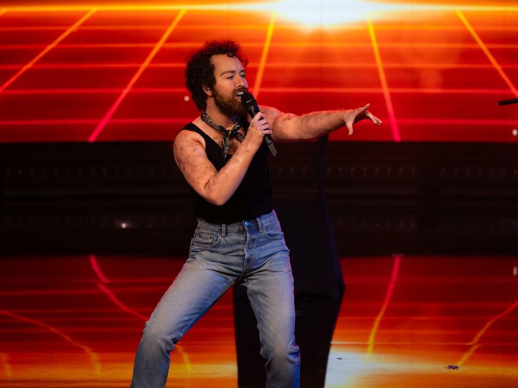 Dora Trogrlić kao Michael Sembello - 4