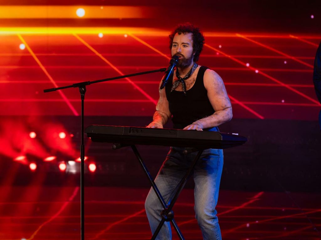 Dora Trogrlić kao Michael Sembello - 5