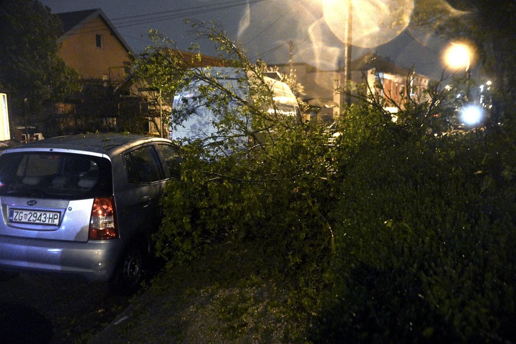Nevrijeme rušilo stabla u Zagrebu - 4