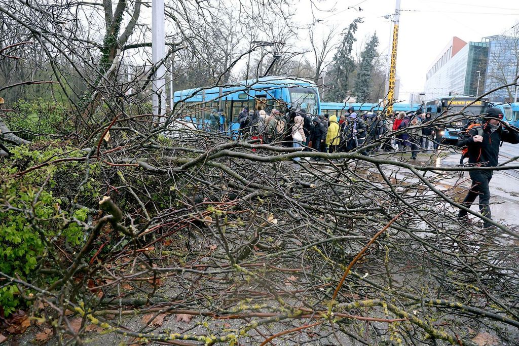 Veliki broj linija je ili u prekidu ili je preusmjeren
