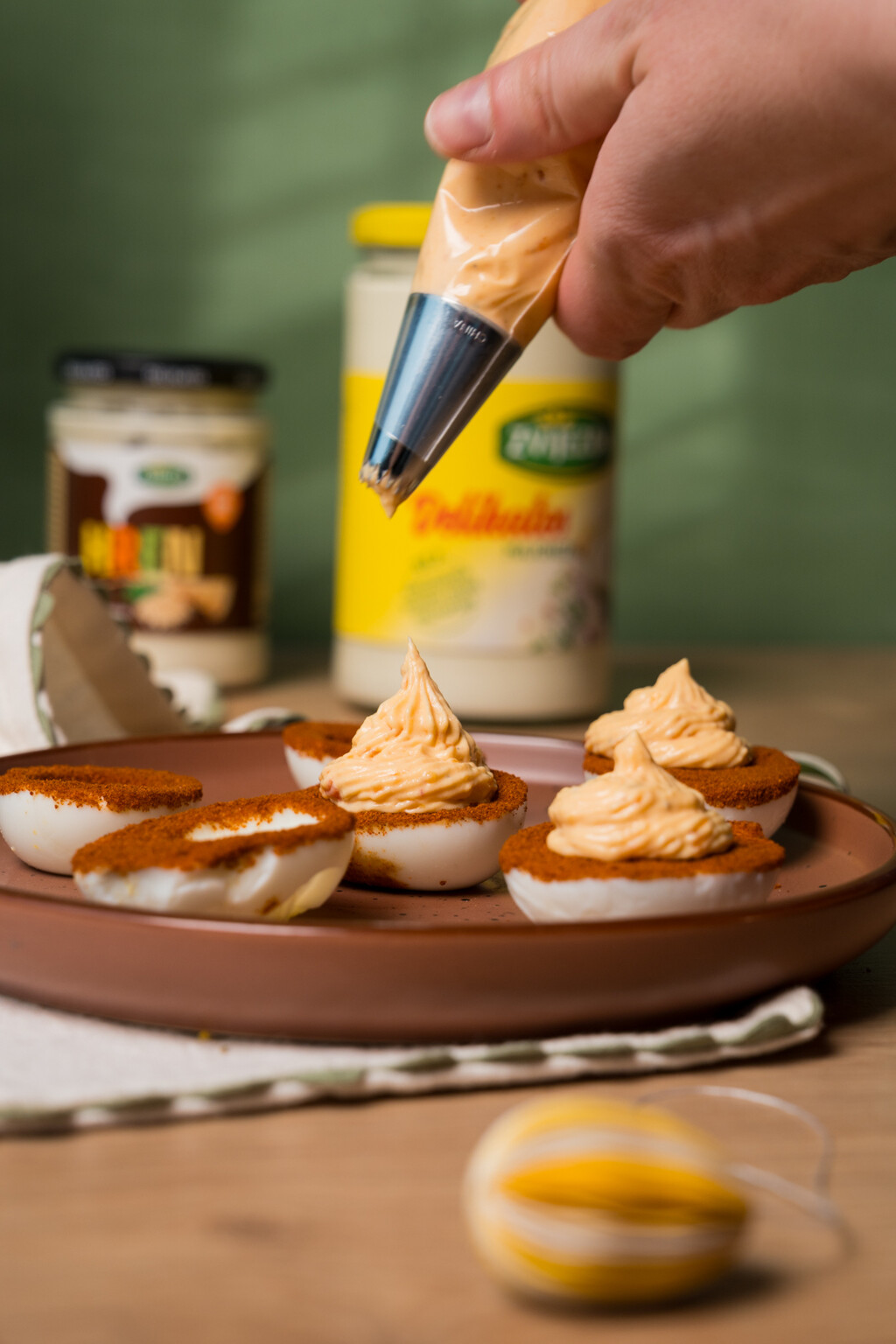 Punjena jaja inspirirana koktelom Bloody Mary