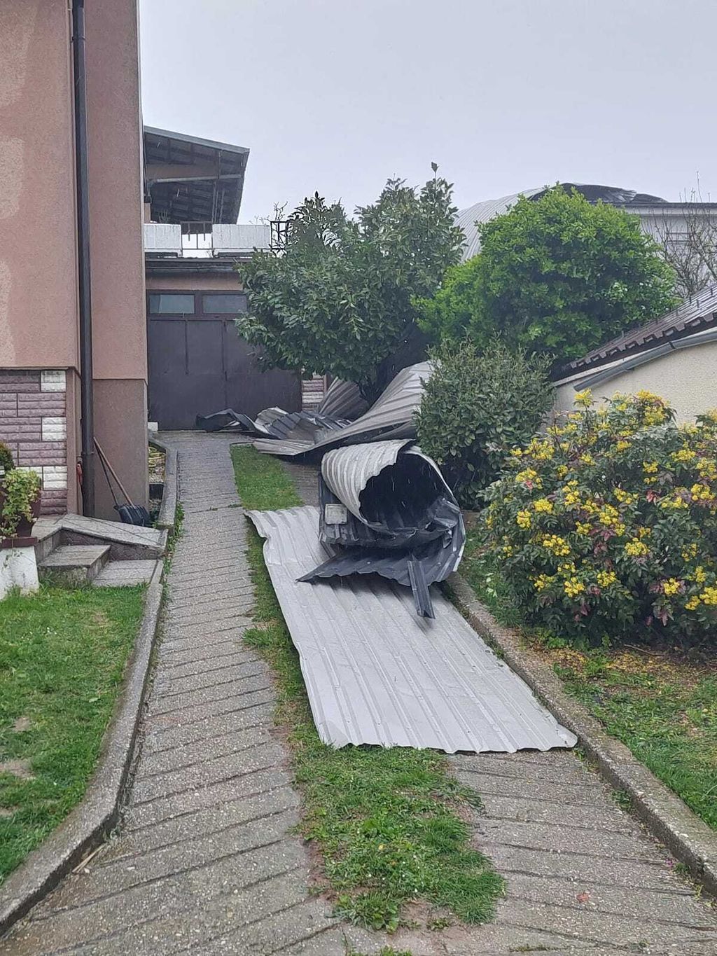 Olujni vjetar odnio krov s kuće na zagrebačkoj Dotrščini - 3