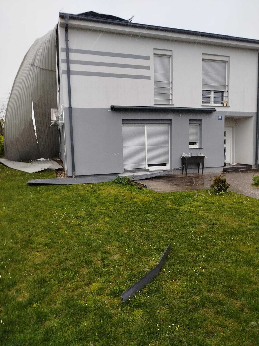 Olujni vjetar odnio krov s kuće na zagrebačkoj Dotrščini - 3