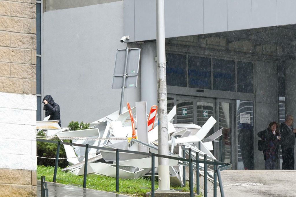 Nevrijeme oštetilo nadstrešnicu na Rebru