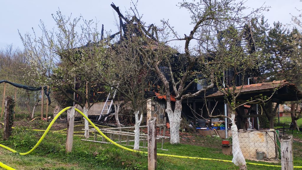 Dvije osobe poginule u požaru drvene kuće - 1