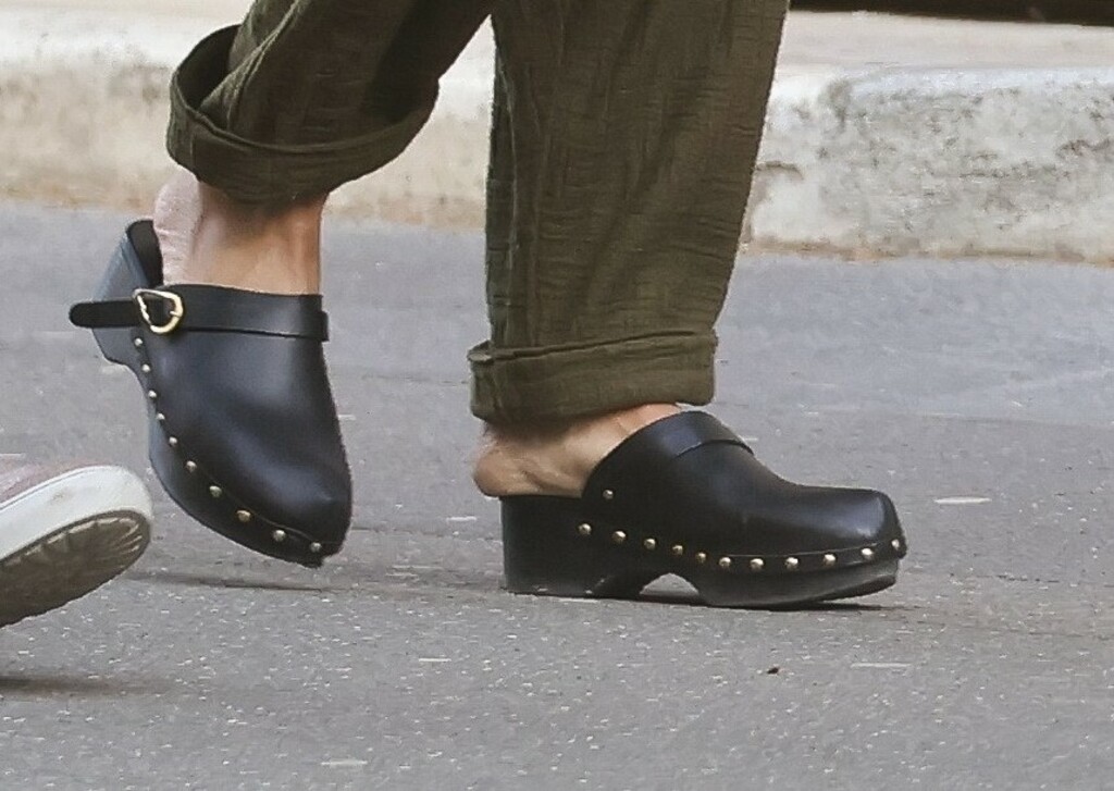 Halle Berry nosi crne klompe ukrašene zakovicama