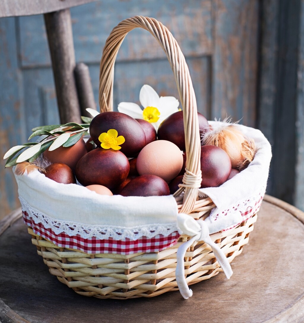 Na tamnijim jajima prirodna bojila daju duboke, zemljane tonove