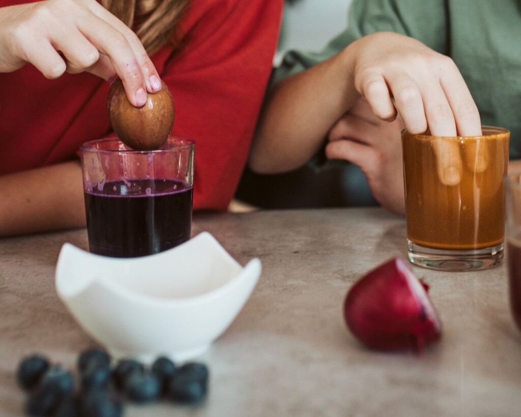 Prije bojenja jaja lagano prebrišite octom