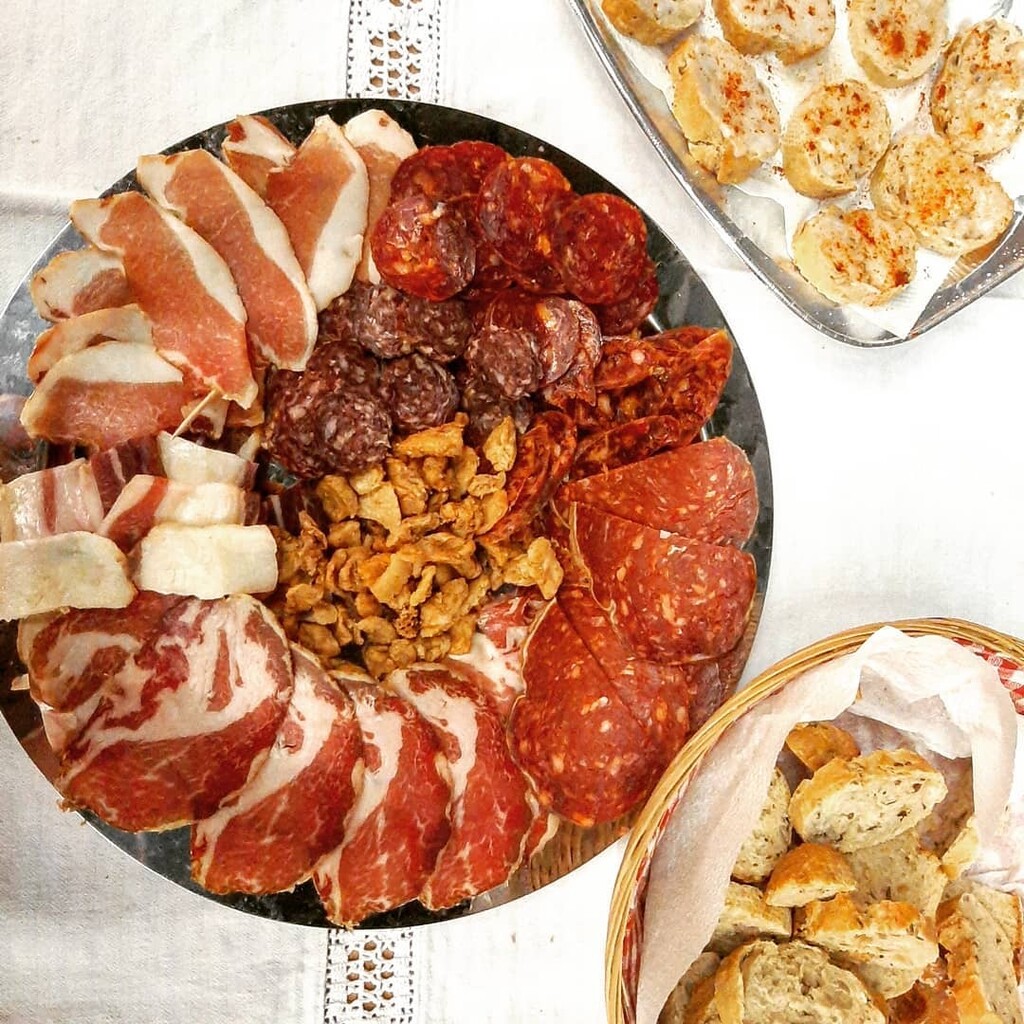 Poklon koji će svatko cijeniti: Suhomesnati proizvodi kao dar oduševit će kreativnošću, ali i okusom 