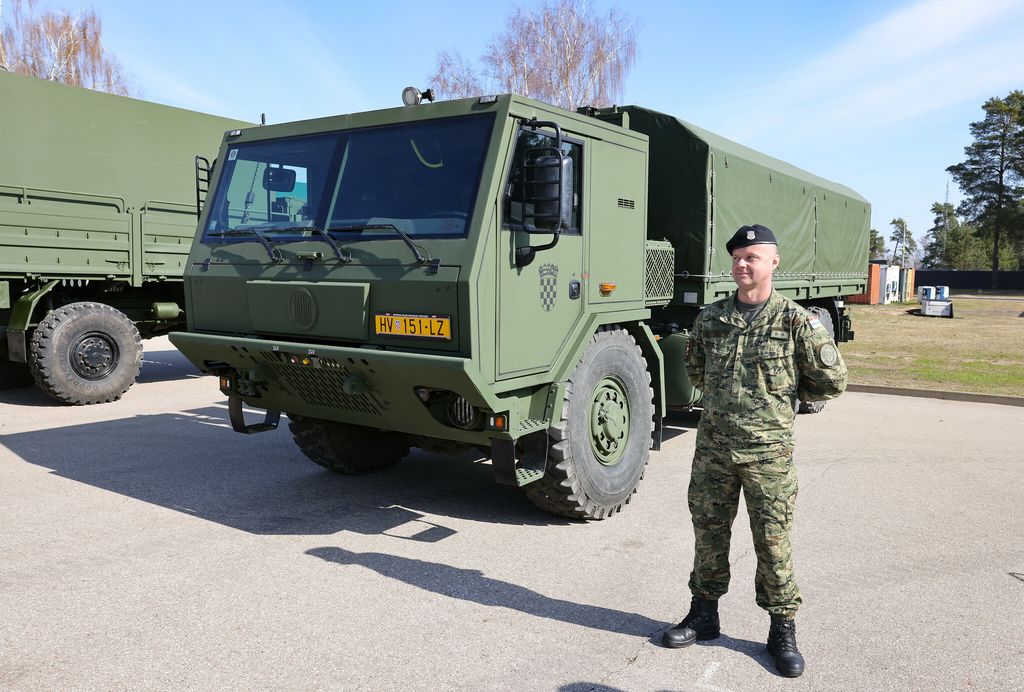 Ministar Anušić obišao hrvatske vojnike u Litvi - 1