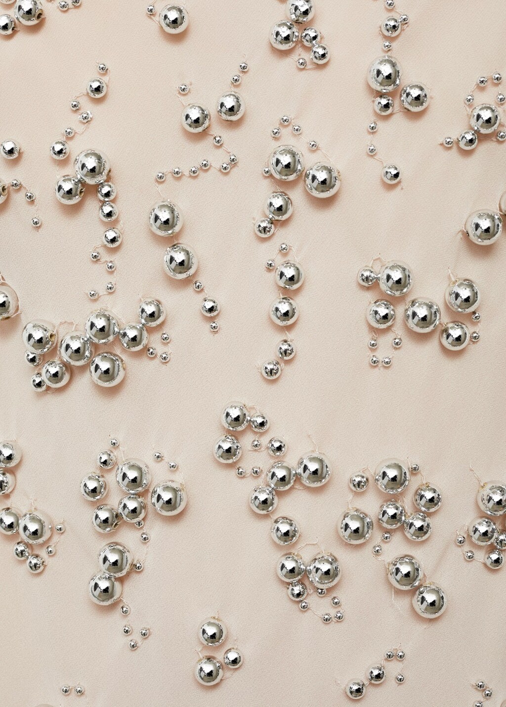 Duga haljina s izvezenim kuglicama