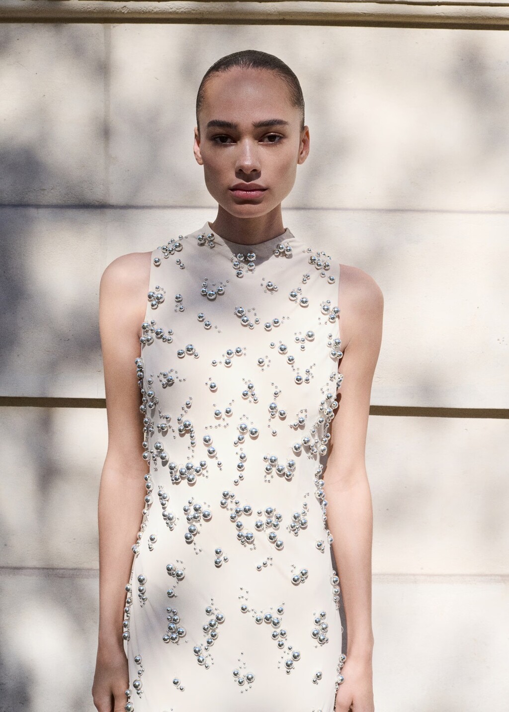 Duga haljina s izvezenim kuglicama