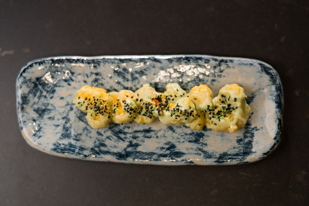 Hrskave kozice uz wasabi-avokado kremu