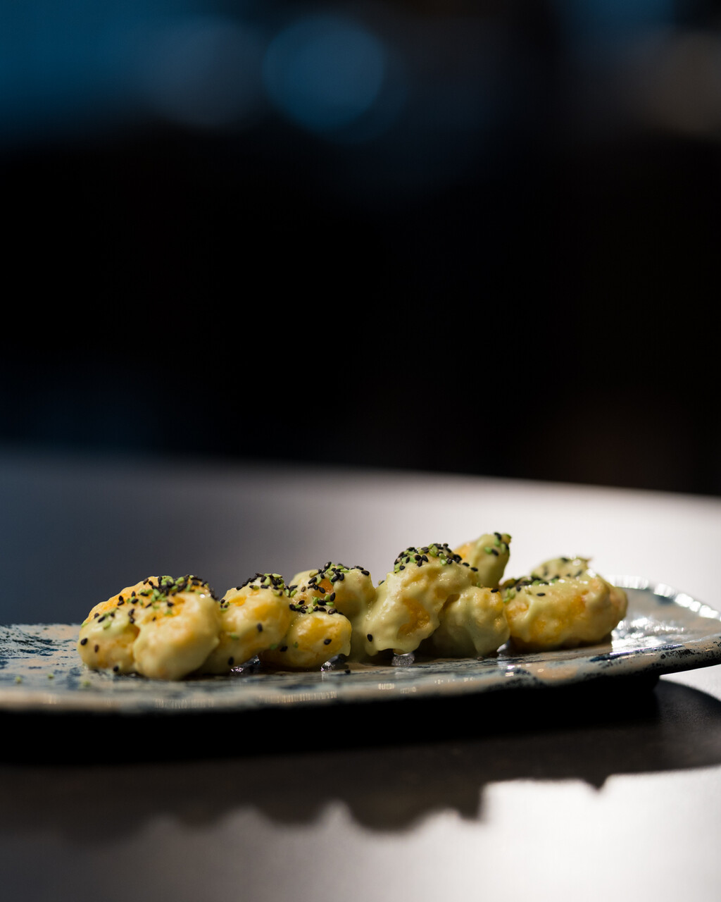 Hrskave kozice uz wasabi-avokado kremu