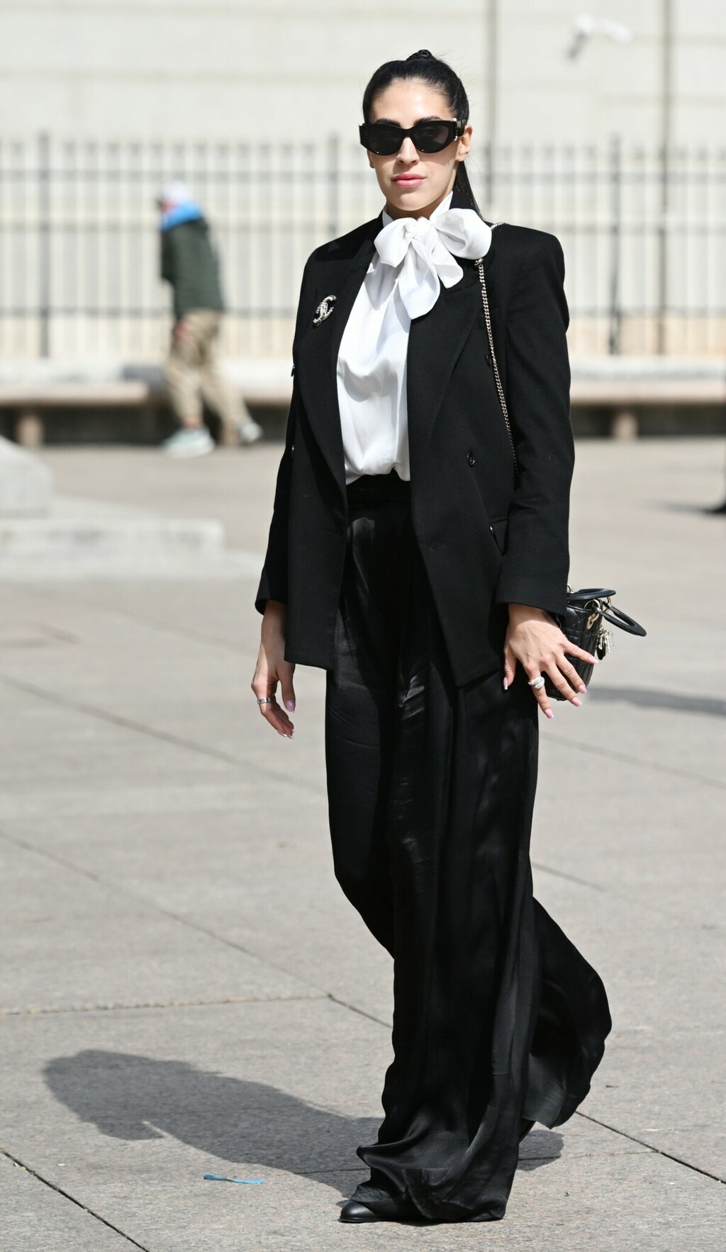 Lijepa crnka na zagrebačkoj špici u klasičnom svečanom izdanju