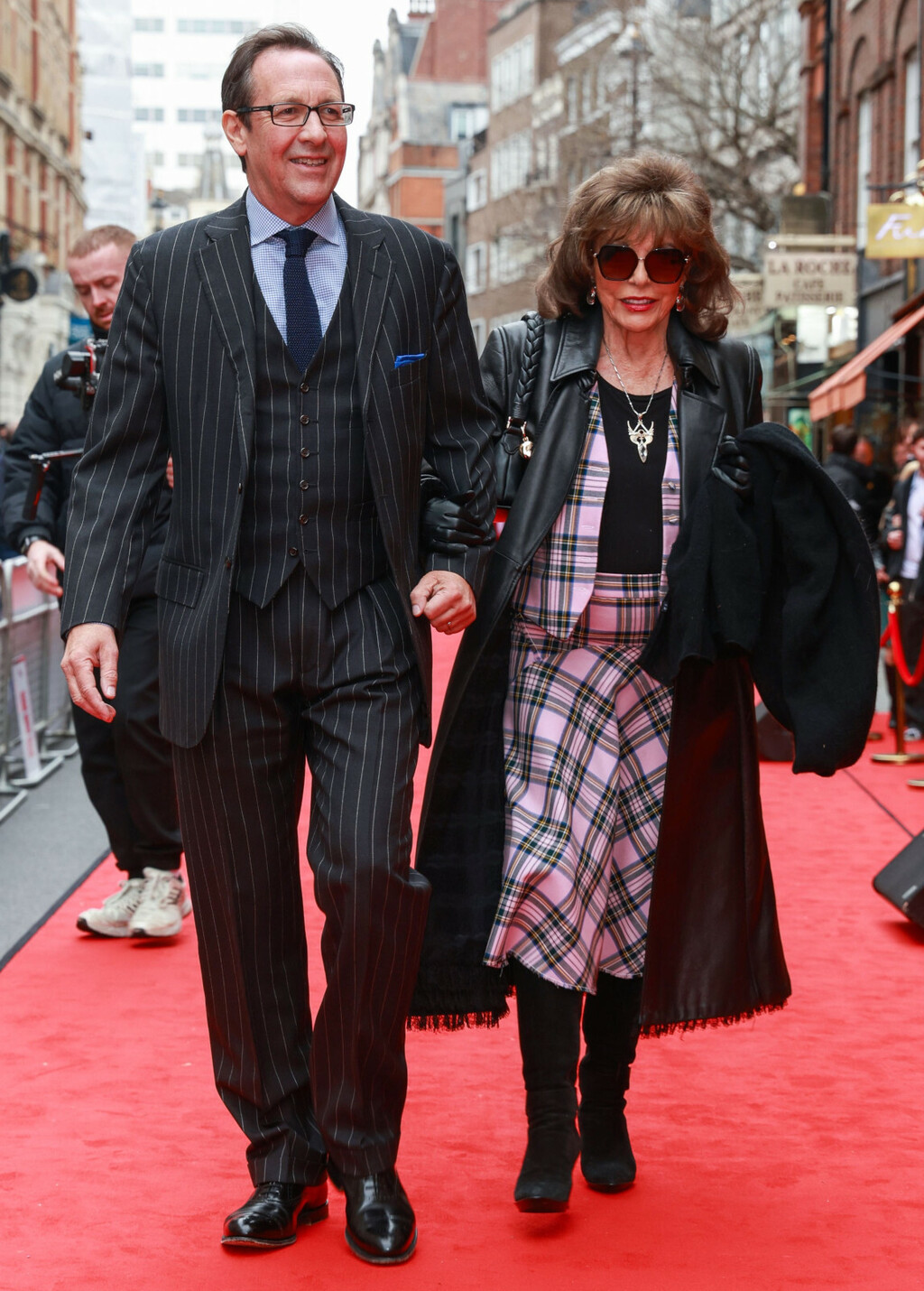 Joan Collins u kožnatom kaputu i kariranoj suknji - 2