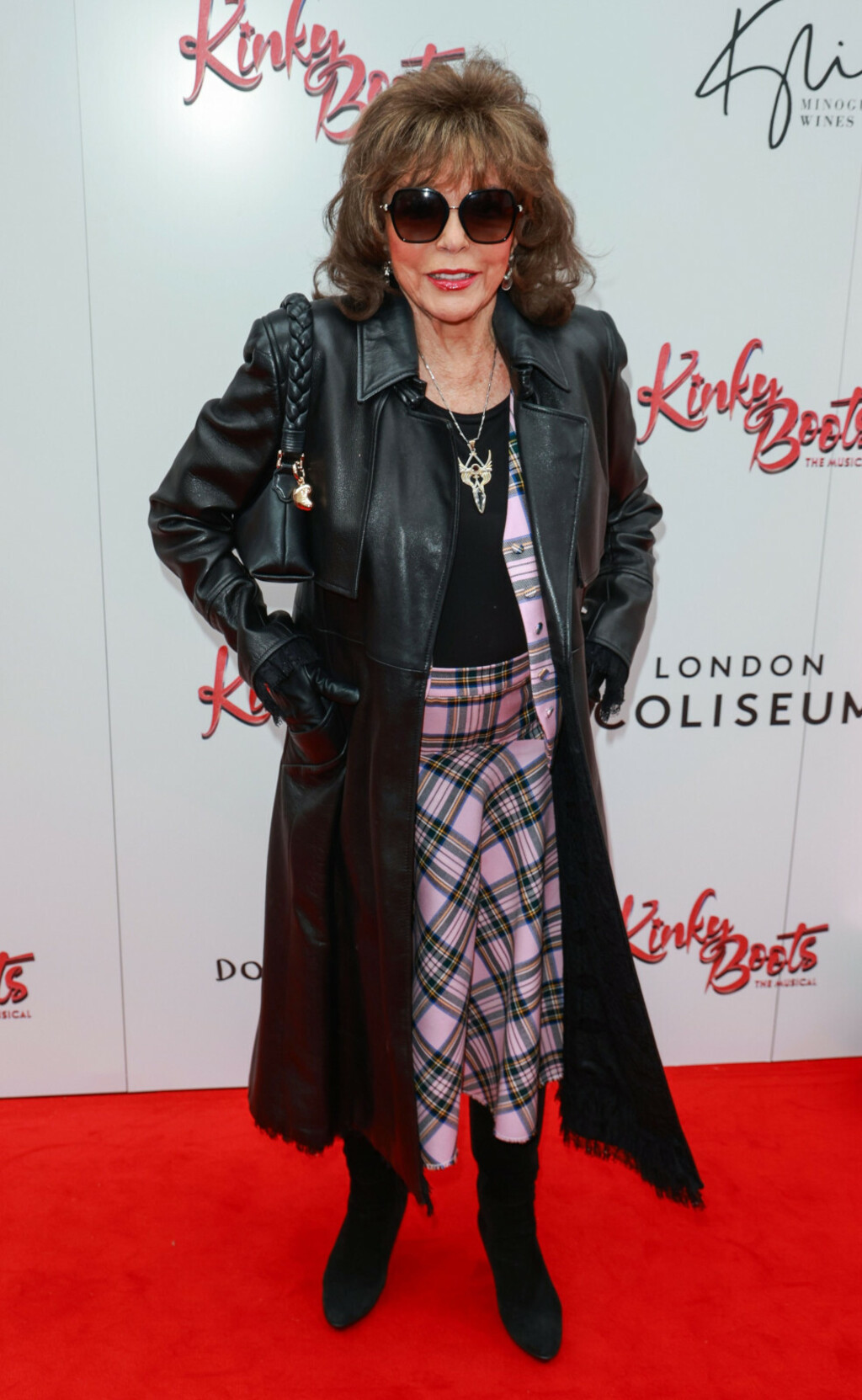 Joan Collins u kožnatom kaputu i kariranoj suknji - 5