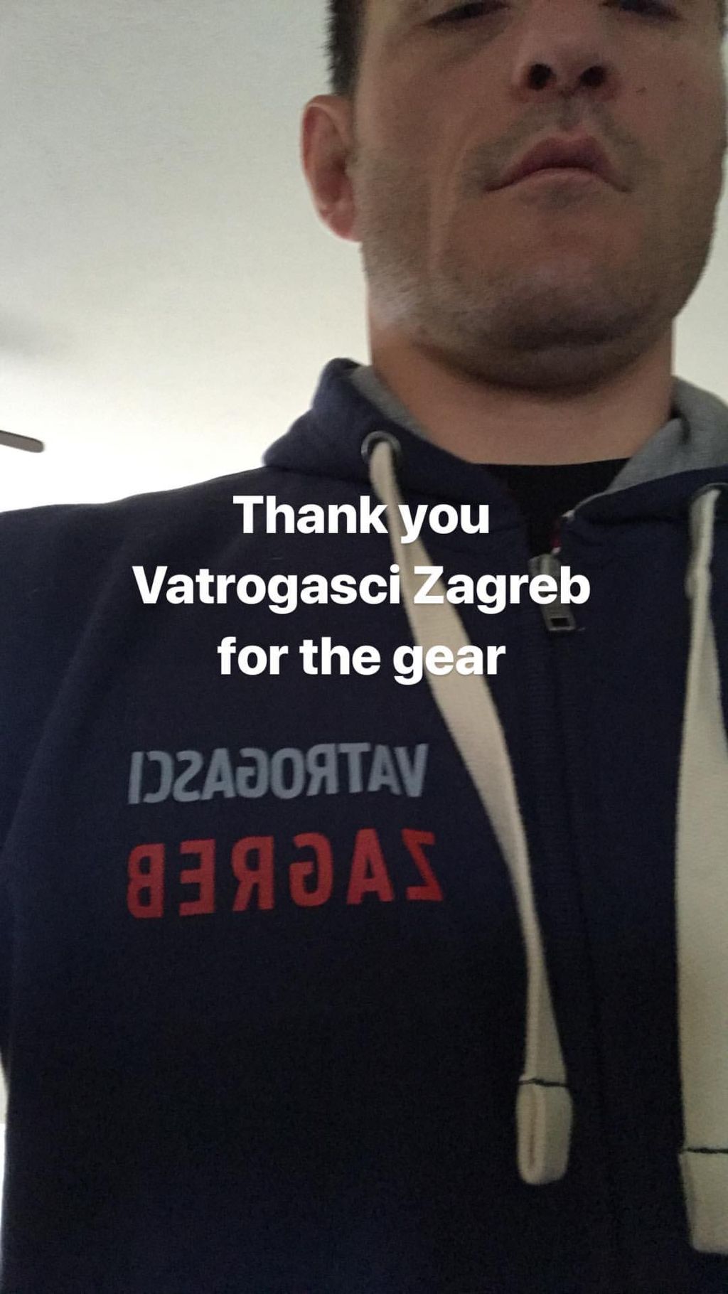 Stipe Miočić u majici zagrebačkih vatrogasaca (Screenshot)