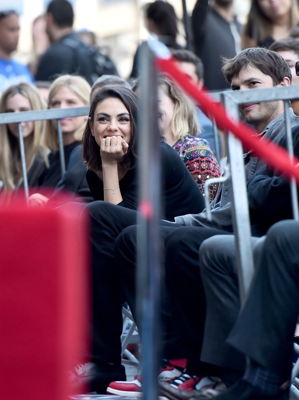 Ponosna Mila u društvu supruga Ashtona Kutchera