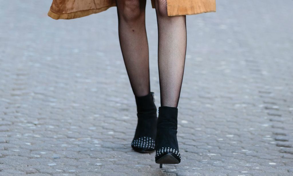 Street style zagrebačke zgodnice u mrežastim najlonkama i gležnjačama na visoku potpeticu