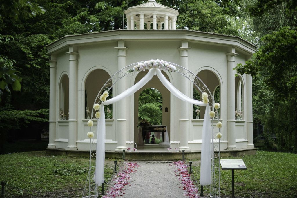 Par je izrekao svoje zavjete u prekrasno uređenom paviljonu prema zamislila Maje iz Floristokracije