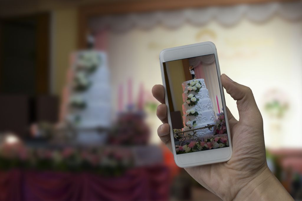 Pametni telefon na vjenčanju (Foto: Thinkstock)
