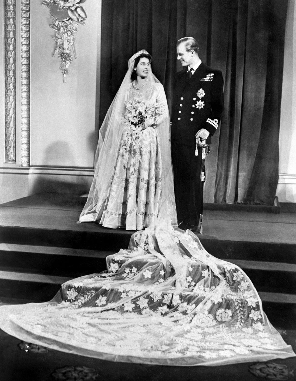 Kraljica Elizabeta II. u vjenčanici Normana Hartnella