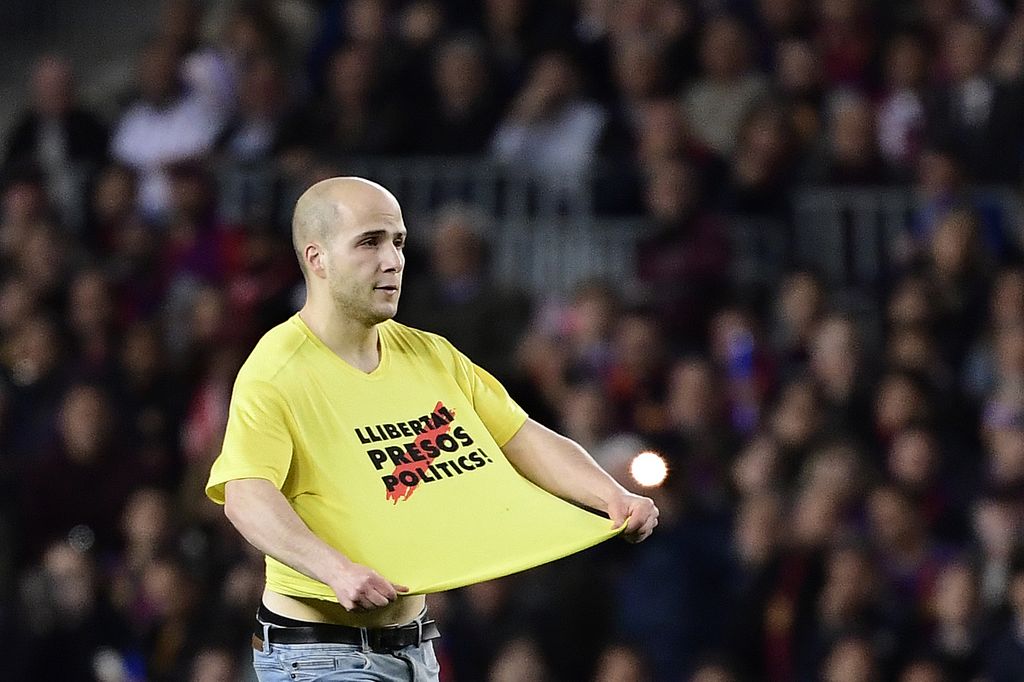Navijač utrčao na travnjak Barce (Foto: AFP)