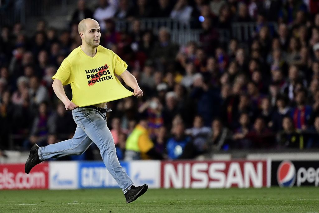 Navijač utrčao na travnjak Barce (Foto: AFP)