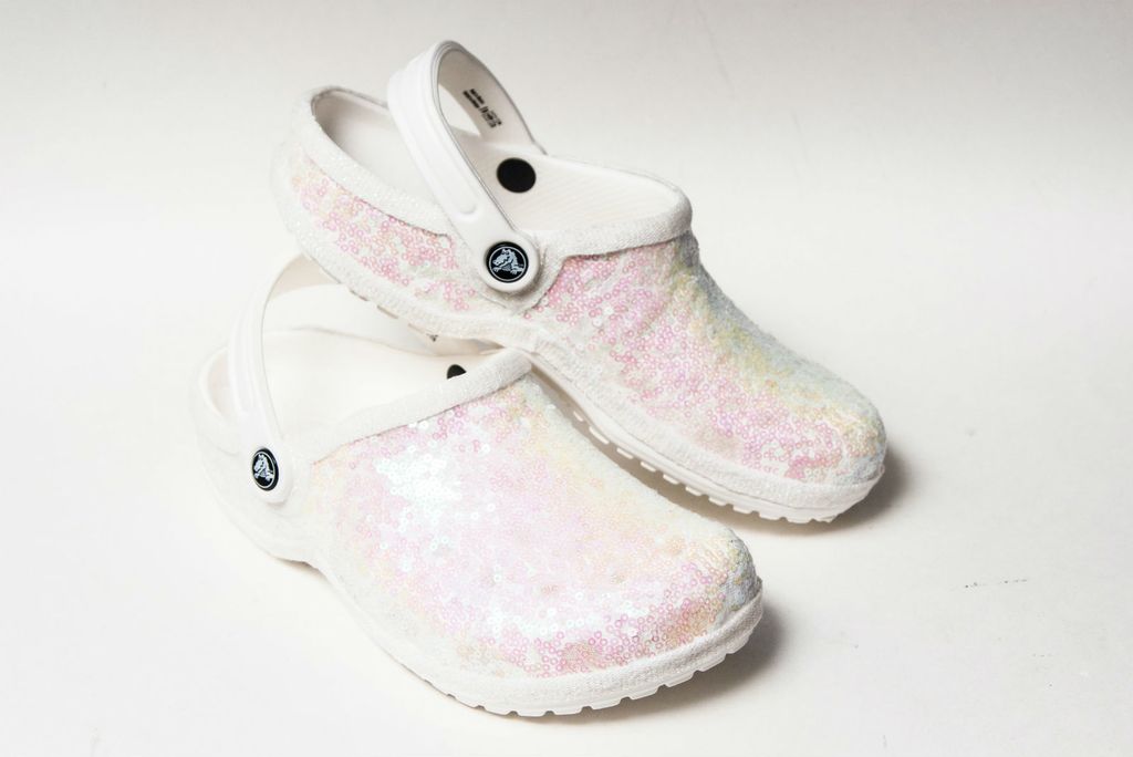 Bijele kroksice ukrašene svjetlucavim perlicama - 1